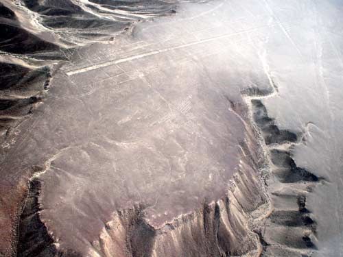 Nazca lines as seen from an airplane - The hummingbird (Martin St-Amant - Wikipedia - CC-BY-SA-3.0)