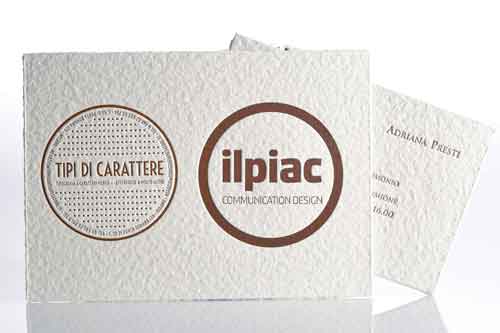 Tre prove di stampa: logo di Tipografia Pesatori e Maurizio Piacenza su cartoncino 21x15cm ed un esempio di partecipazioni di matrimonio classiche su formato 19x11