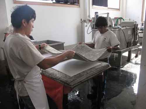 The paper is stacked in small piles, spaced by several felt sheets, in order to ensure the delicacy of the pressing process which retains the paper’s natural thickness.