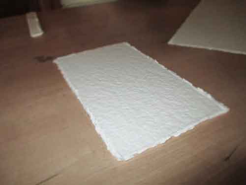L’asciugatura della carta cosiddetta “all’aria” lascia la superficie naturalmente rugosa, gradevole al tatto, ma sempre ottimamente stampabile