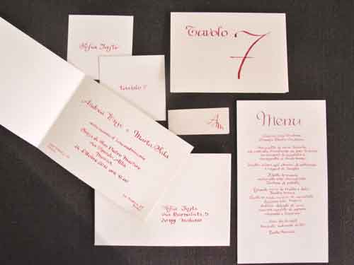 Un altro corredo con una diversa calligrafia, completo di segnaposto e menù